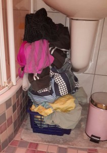 Wäscheberge türmen sich in der Wohnung